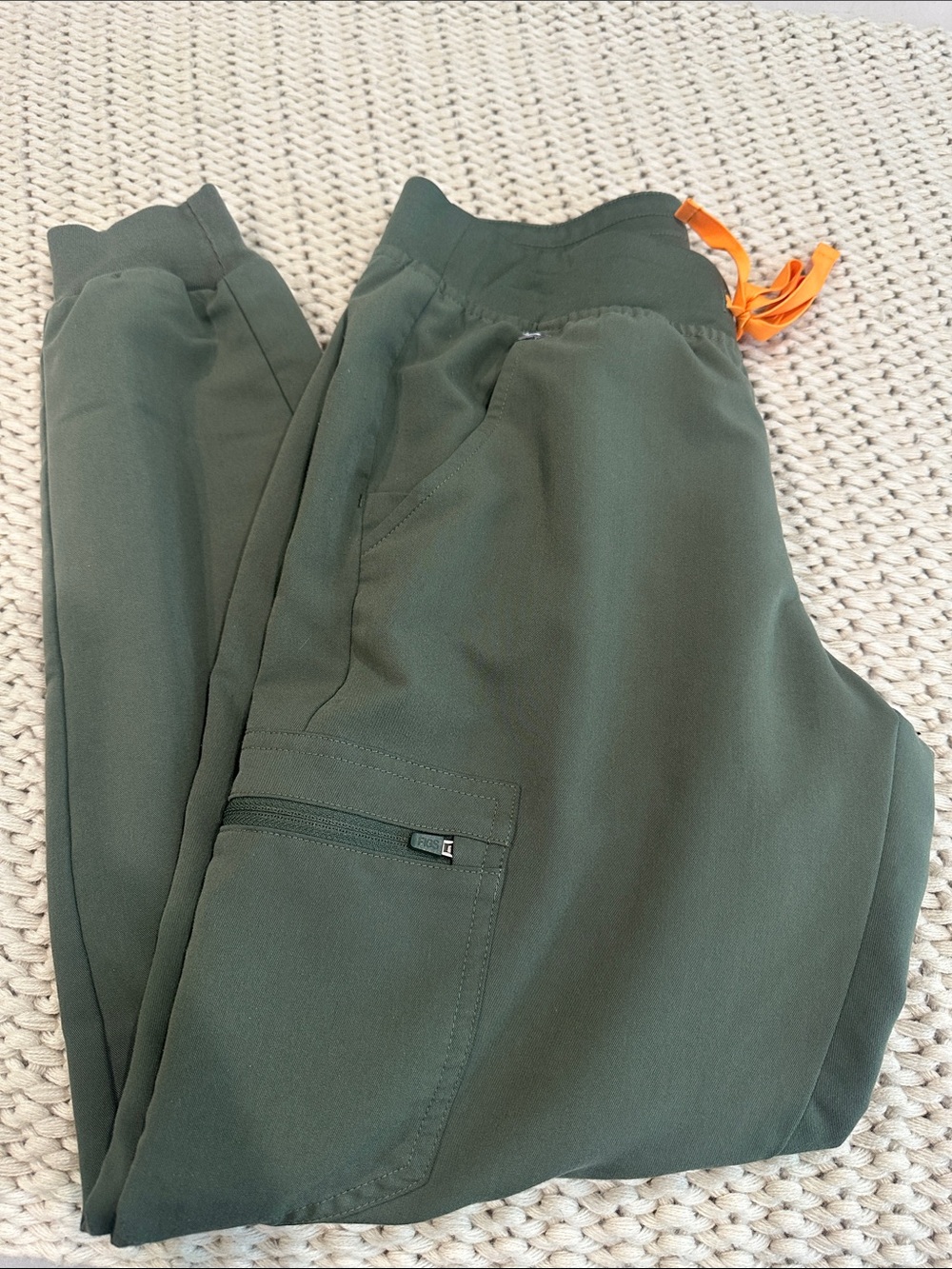 FIGS Zamora Olive Green Women’s Jogger Scrub Pants (size small)